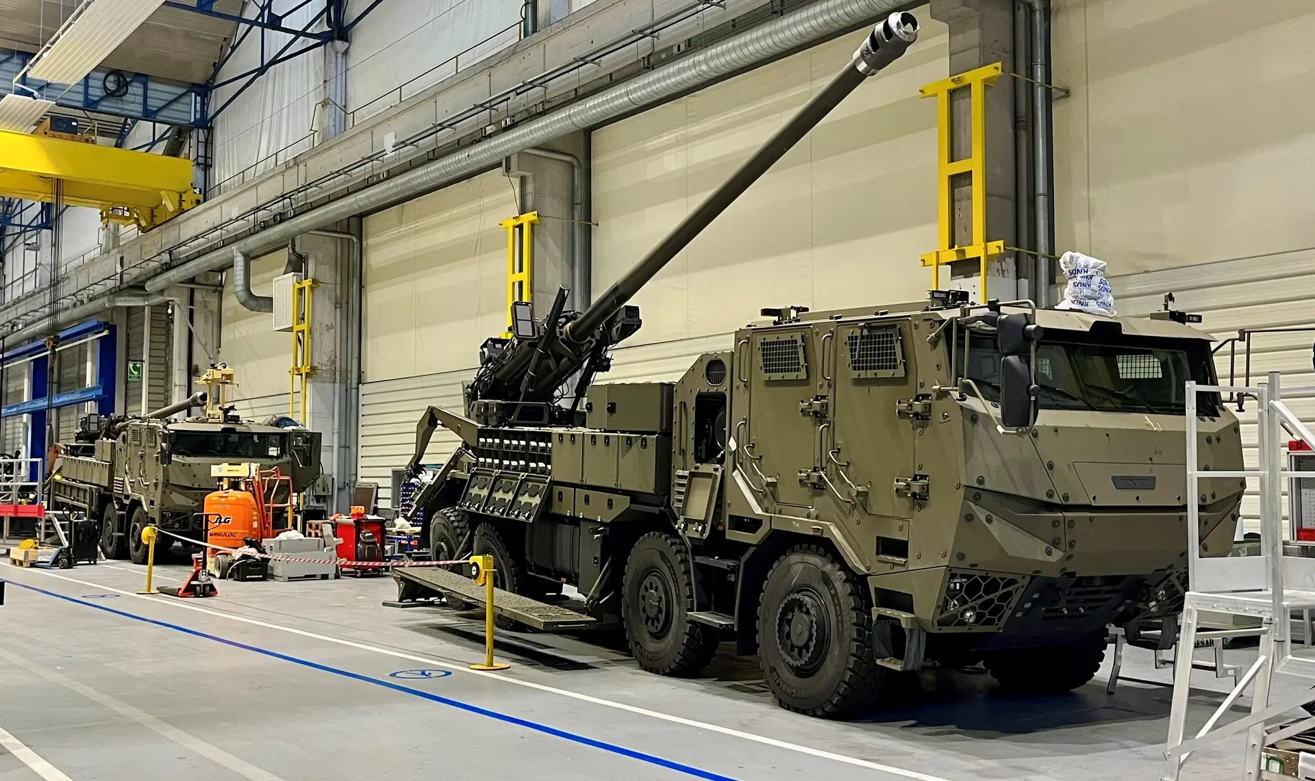 Перші дві САУ CAESAR 8х8 для Чехії не змогли стріляти на 40 км, чим погрожує Прага та який вихід