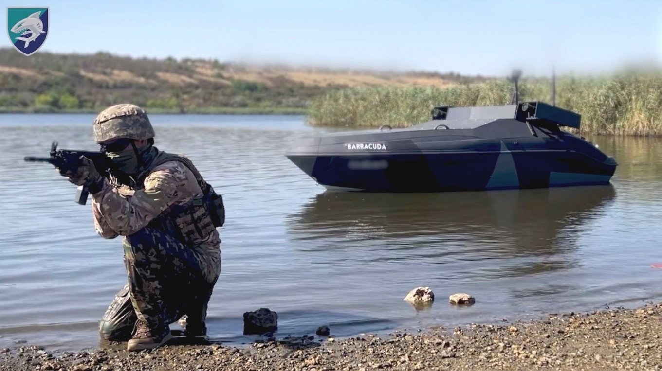 Ймовірно морський дрон Barracuda 9 або 6 з одноразовими гранатометами. Кадр з вдіео 40-ї бригади берегової оборони
