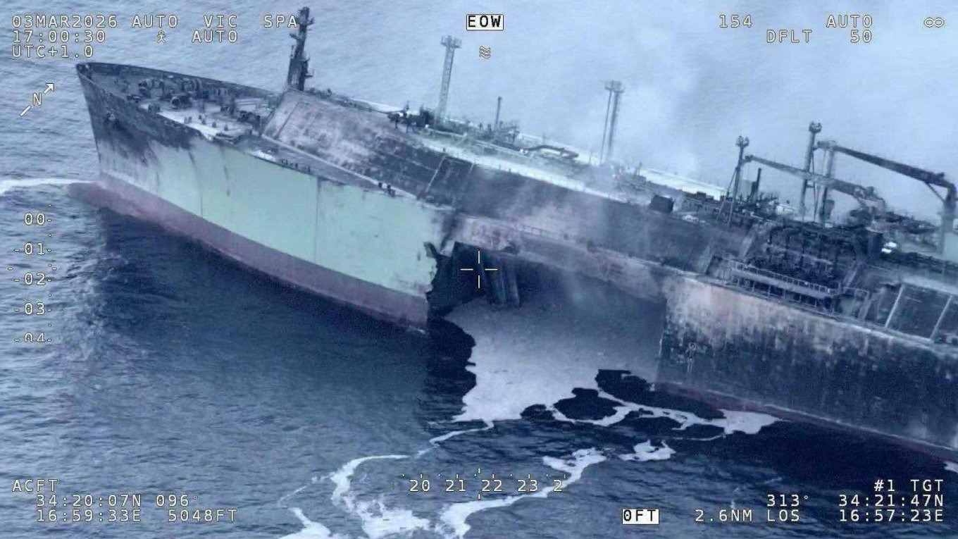 Приблизно 40 метрова діра у корпусі російського танкера ЗПГ ARCTIC METAGAZ. Фото - волонтер Сергій Стерненко