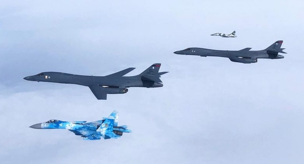 Українські винищувачі Су-27 та МіГ-29 ПС ЗСУ супроводжують американські бомбардувальники B-1B Lancer