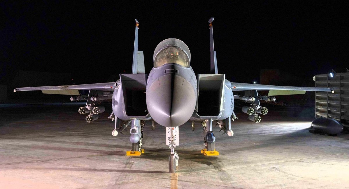 Винищувач F-15E з протидроновим озброєнням у вигляді блоків під 70-мм ракети