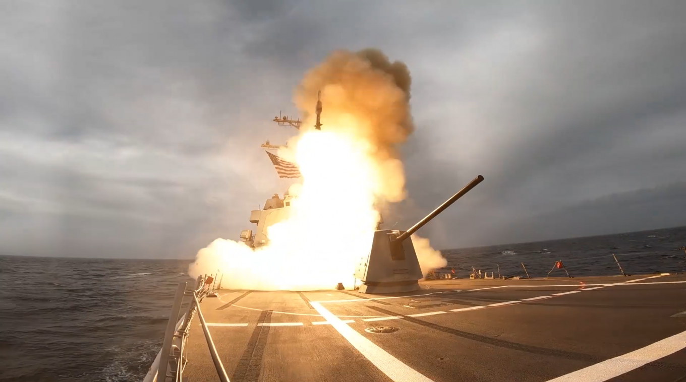 Момент пуску ракети SM-6, яка пізніше влучила в фрегат USS Klakring (FFG 42). Кадр з відео