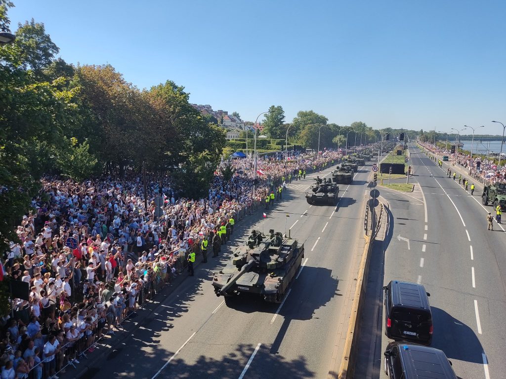 К2 під час військового параду у Польщі