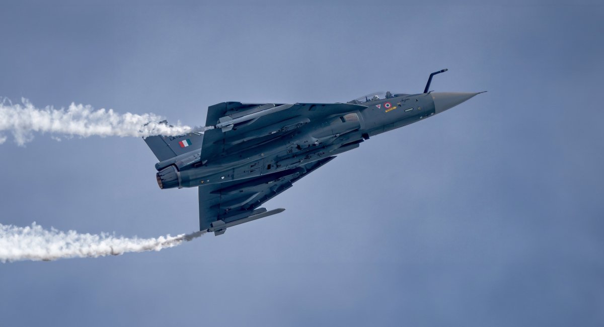 Індійський винищувач Tejas, де стоїть двигун F404