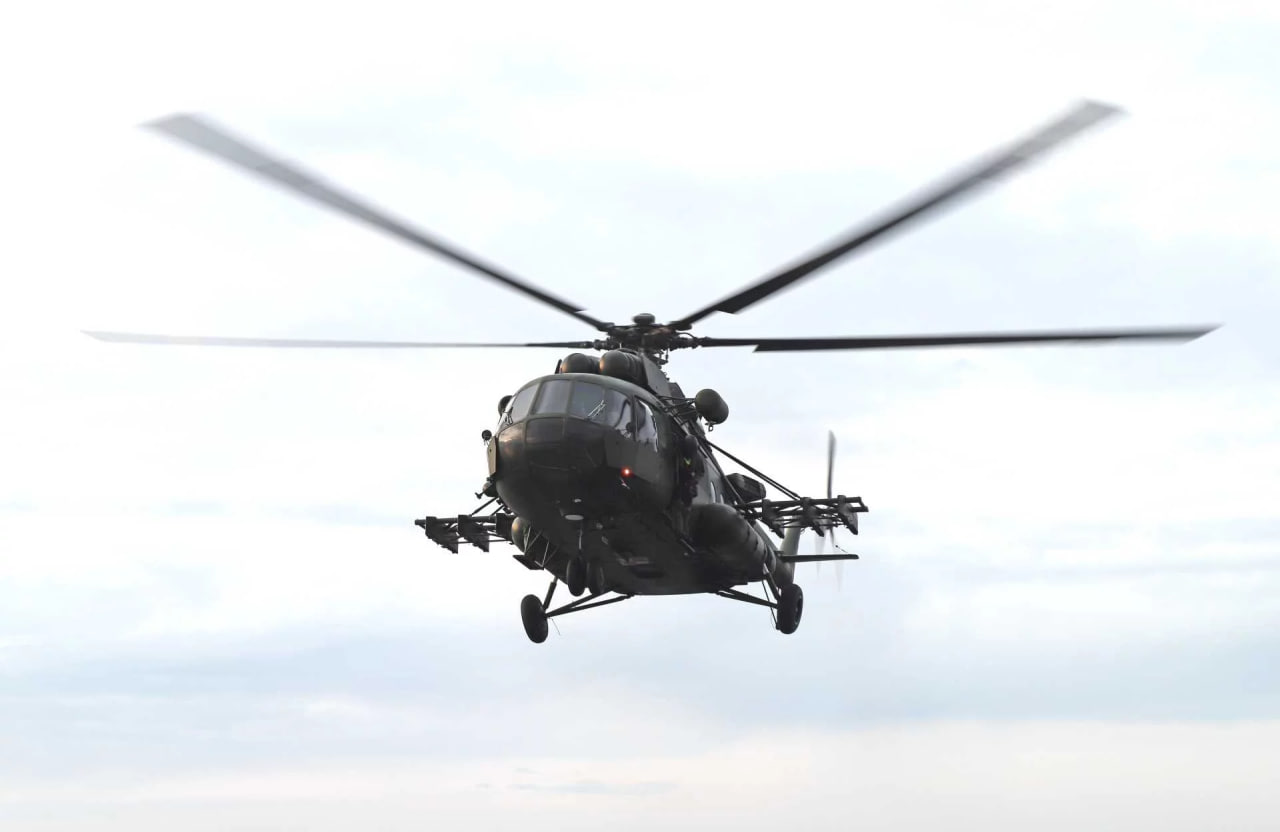 Польський вертоліт Мі-17 під час посадки на корабель управління класу 