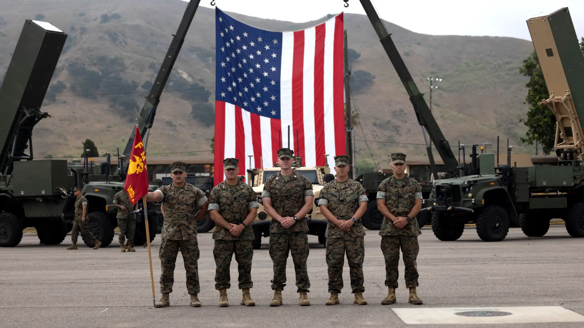 На задньому фоні — безпілотні пускові для ракет Tomahawk, фото — USMC