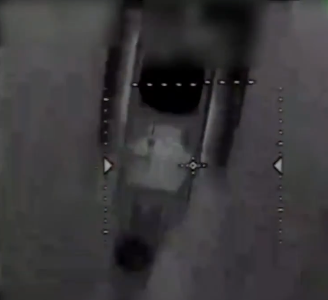 Кадр на якому можна побачити надбудову з електронікою, підвищення в районі двигуна, характерні теплові смуги та антену супутниковго зв'язку Kymeta