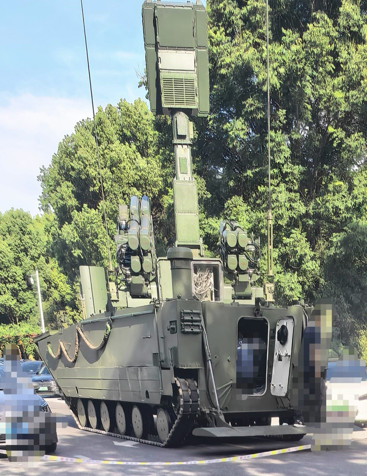 Модернізований варіант ЗРК HQ-13 на шасі ZBD-05. Фото - X/@sugar_wsnbn