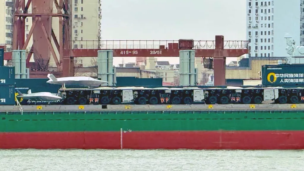 Контейнеровоз ZHONG DA 79 із встановленою електромагнітною катапультою, ЗРК, РЛС та зенітною гарматною установкою