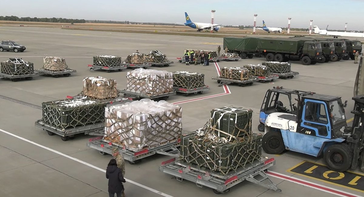 Перша партія додаткової безпекової допомоги від США в аеропорту Бориспіль