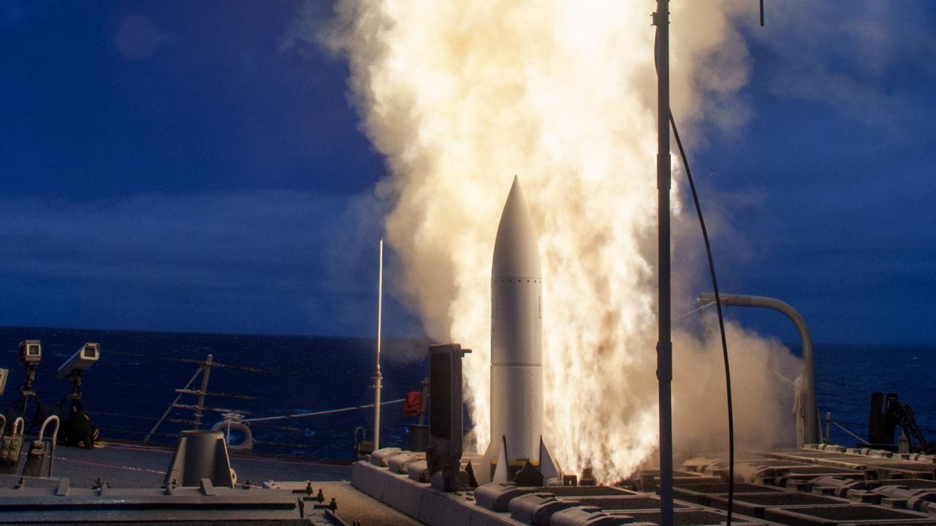 Запуск зенітної ракети SM-6 з корабля