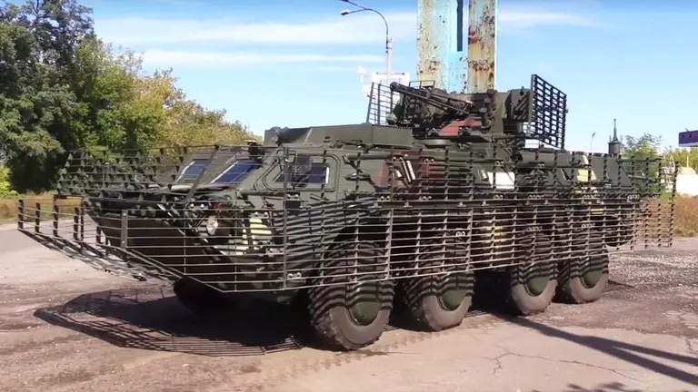 БТР-4Е із заводськими протикумулятивними екранами у 2018 році