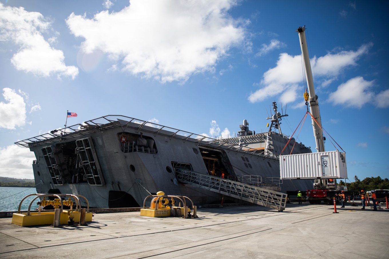 Процес зміни модуля на кораблі класу Independence. Фото - DoW