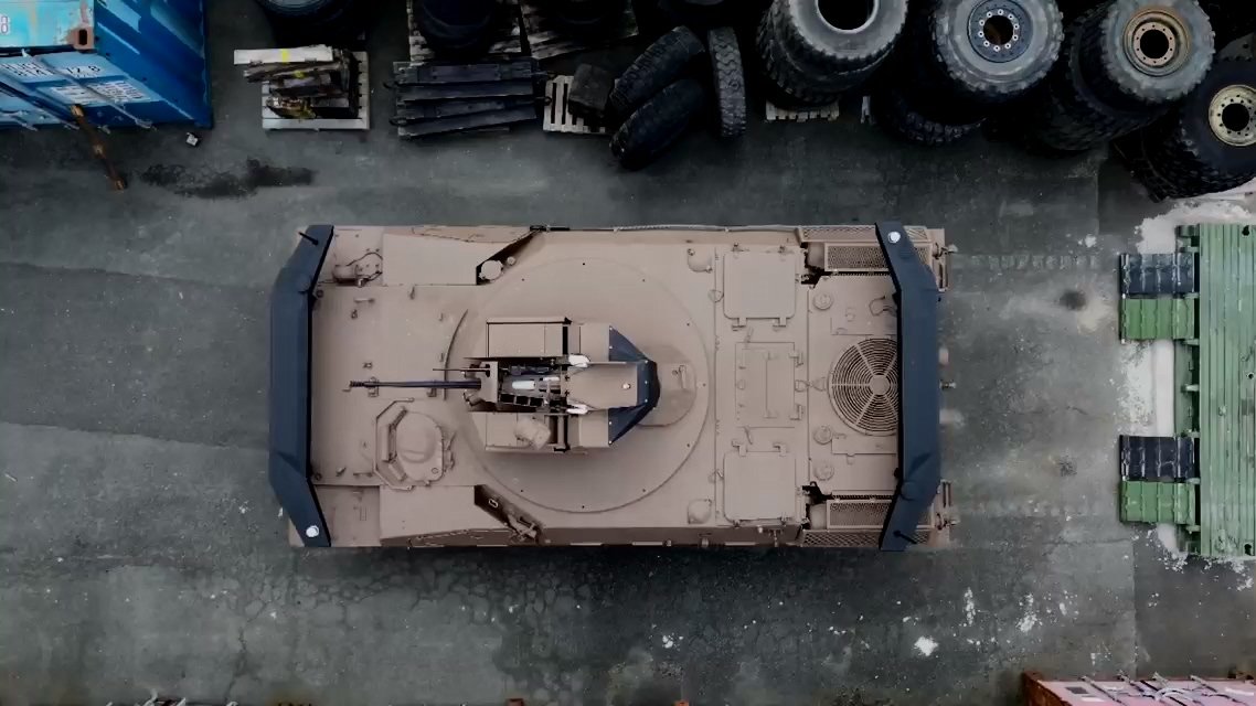 Важкий НРК Refurbot на шасі AMX-32. Фото - X/@ronkainen7k15