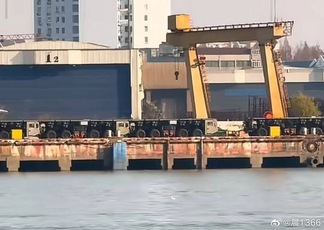 Електромагнітна катапульта на колесах, що складається з секцій, у певному китайському порту. Фото з китайських соцмереж