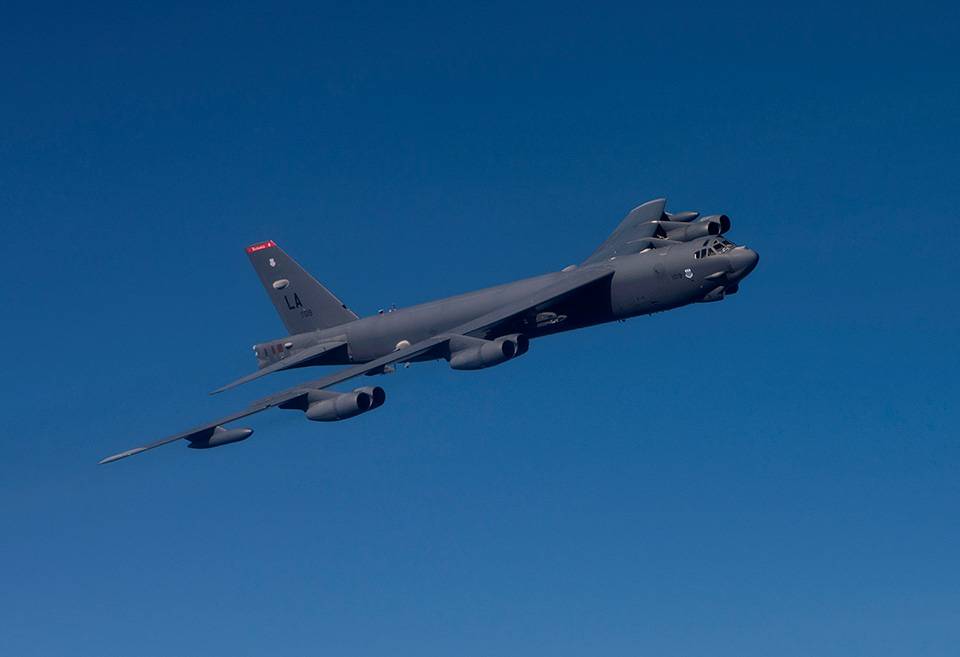 Бомбардувальник B-52H з бомбою CMALD