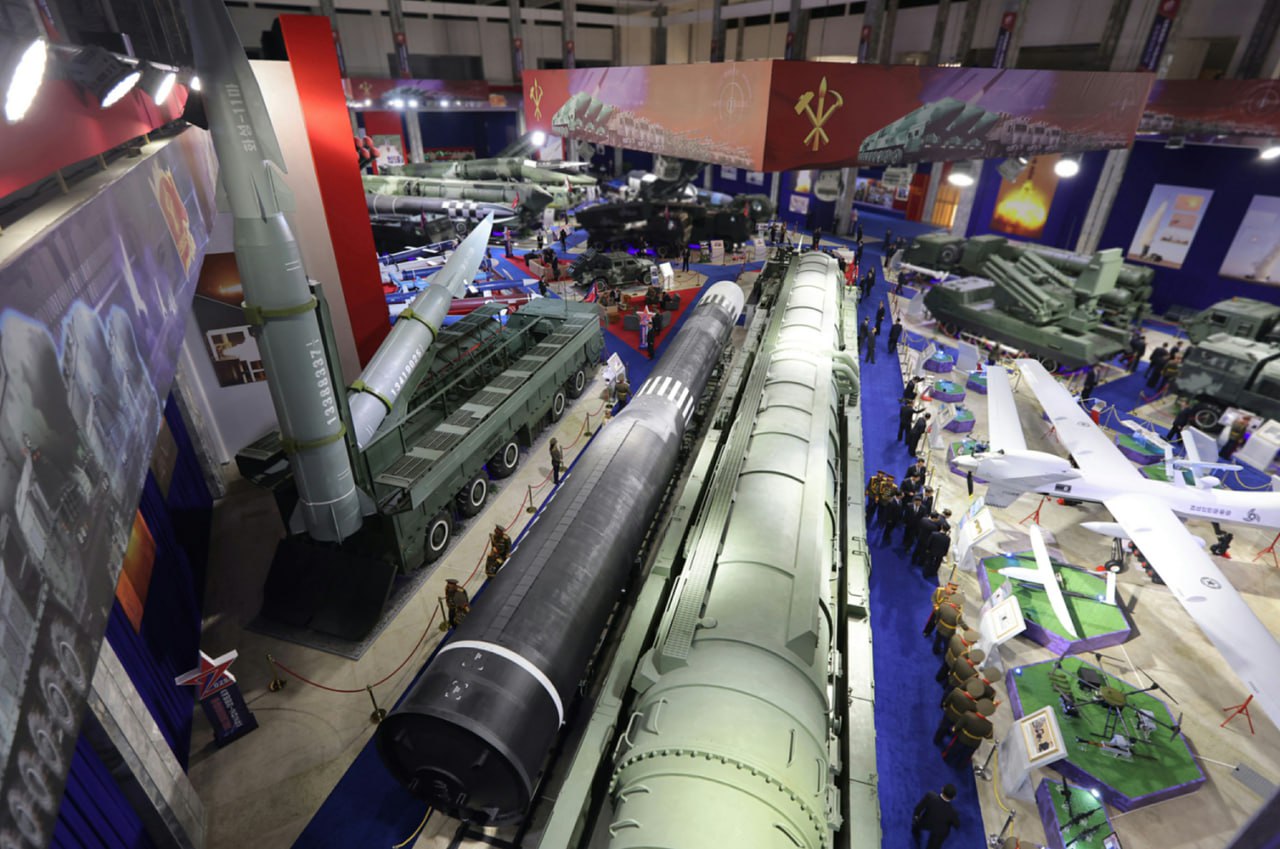 Hwasong-11Ma з лівого боку, під час виставки у КНДР