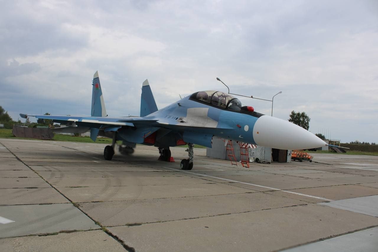 Су-30СМ ВПС Білорусі із підвішеною авіабомбою із комплектом УМПК. Фото поширив - X/@Mariner29822134