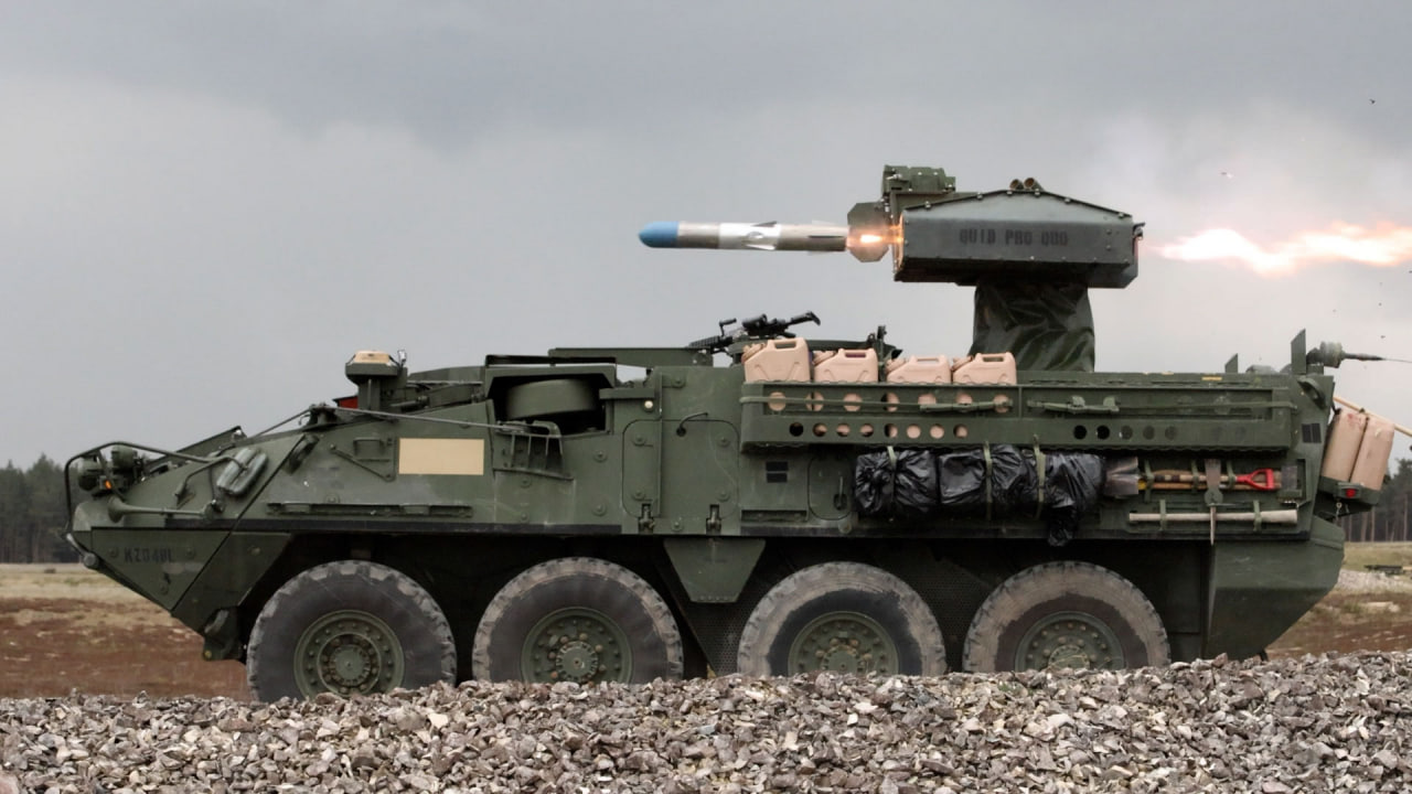 Запуск ракети з ПТРК TOW на БТР Stryker