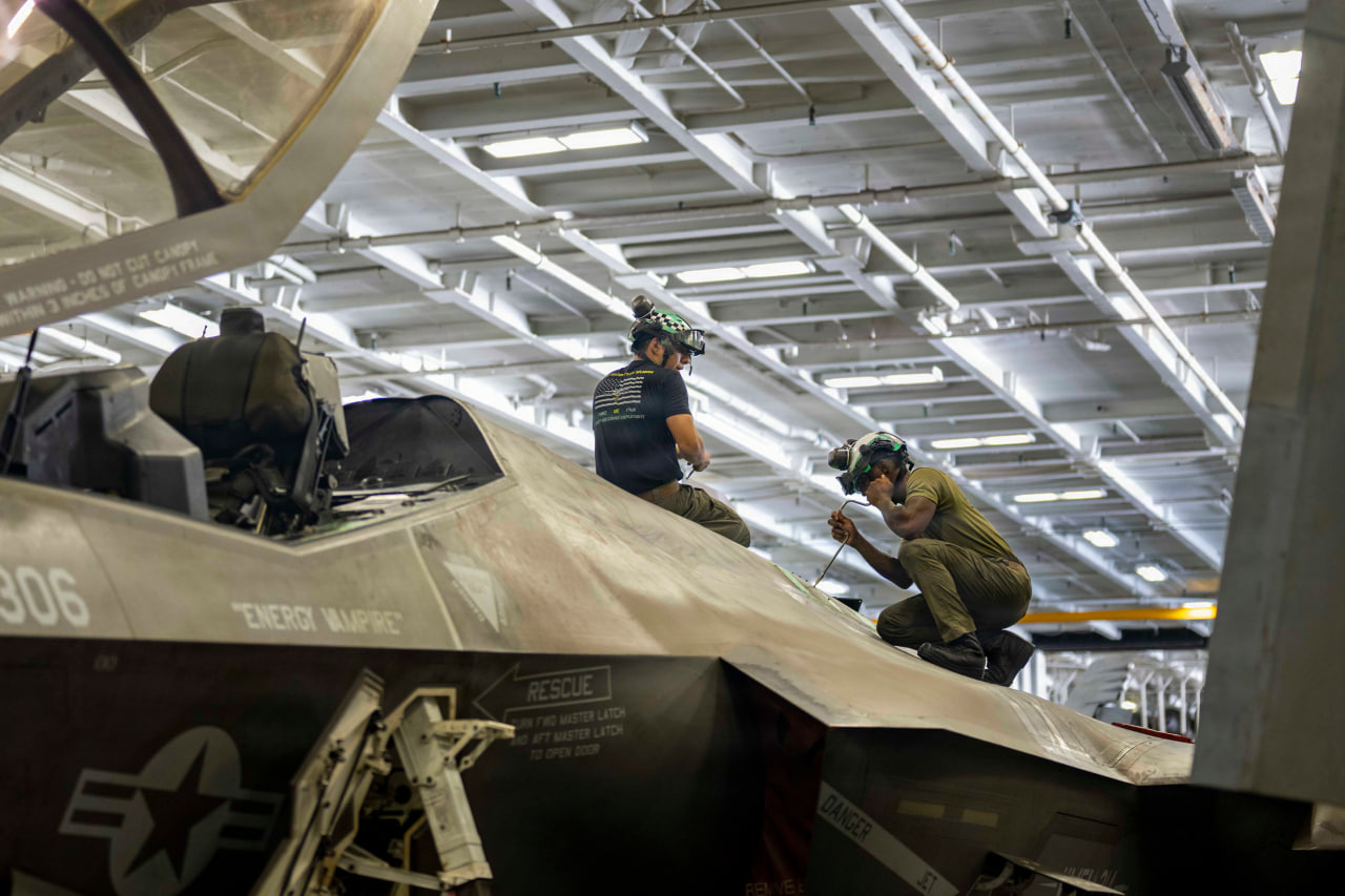 Обслуговування стелс-винищувача F-35C на авіаносці USS Abraham Lincoln