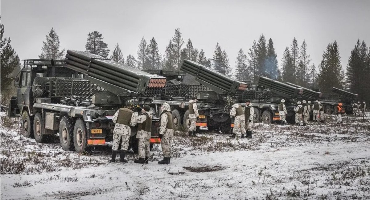 Фінські військові готуються до стрільби із РСЗВ RM-70 Vampire калібру 122 мм