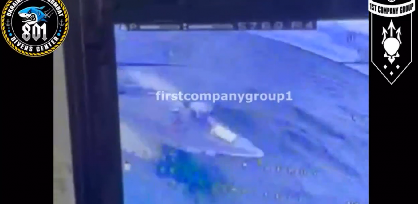 За мить до удару FPV-дрона по російському БЕКу, у носовій частині видно білий прямокутник. Кадр з відео