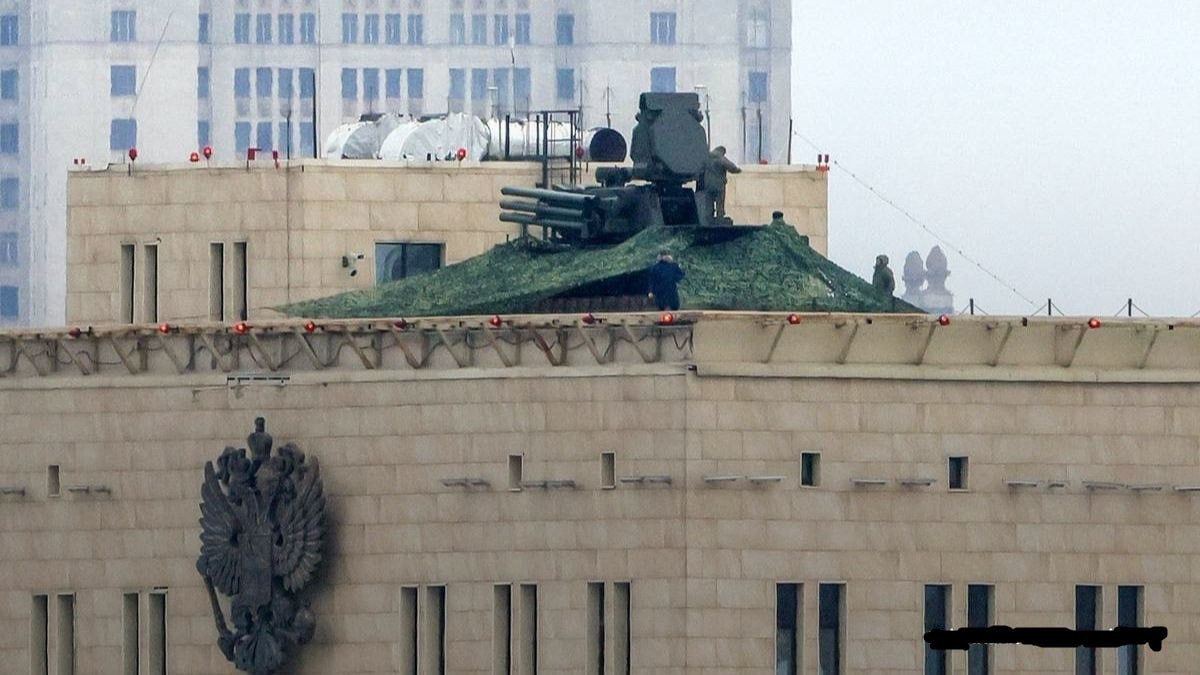 Комплекс "Панцырь" на даху будівлі Міноборони РФ, лютий 2023 року