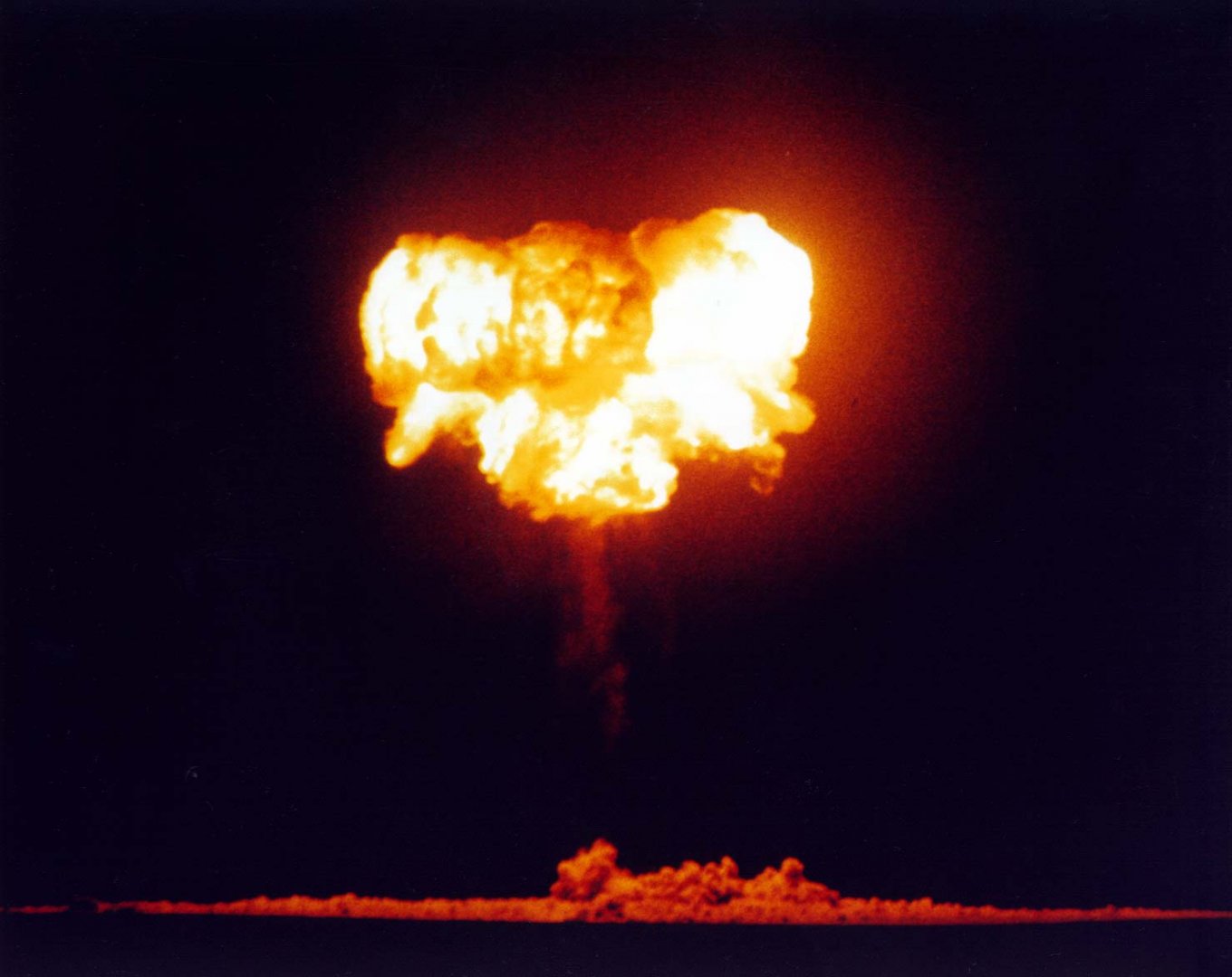 Ядерний вибух на аеростаті в рамках операції Plumbbob. Фото - atomicarchive