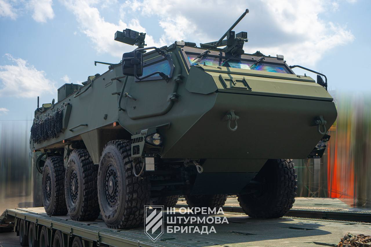 Бронетранспортер Patria 6x6 при передачі військовим Третього штурмового корпусу