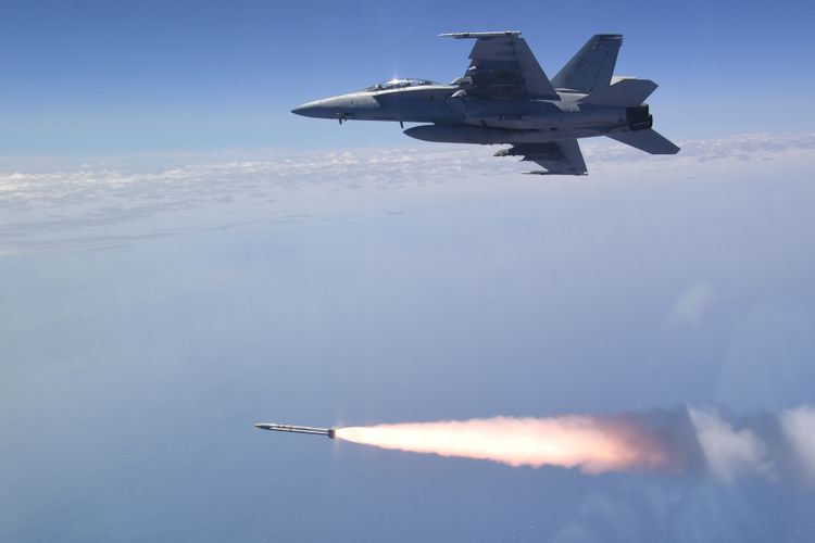 ракета AARGM-ER F-18 винищувач