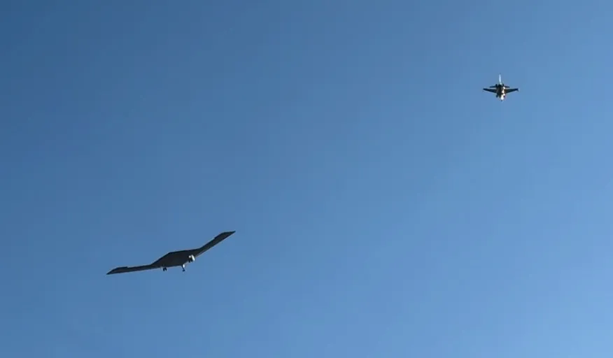 Другий дослідний зразок B-21 Raider у супроводі F-16