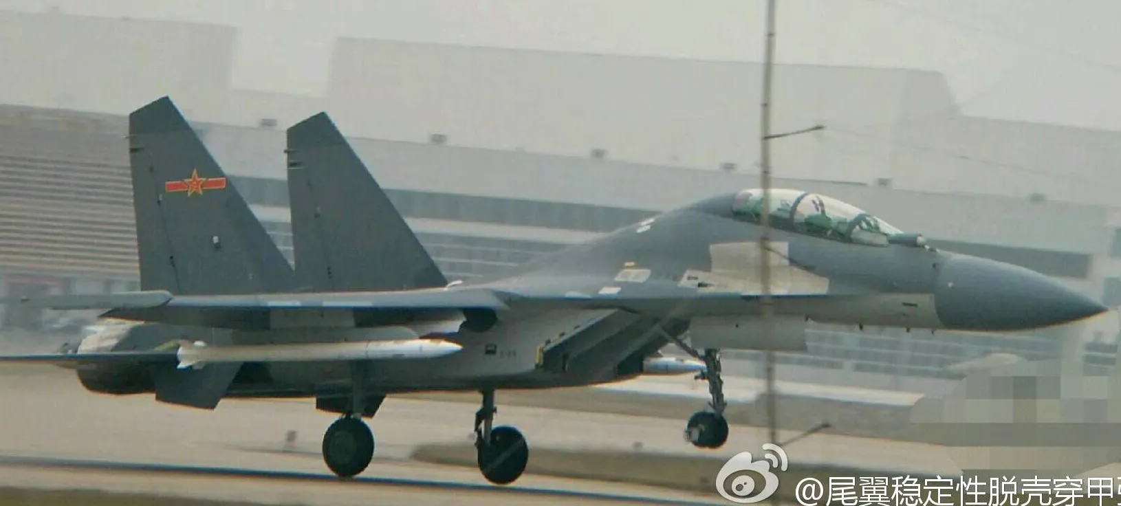 Винищувач J-16 із ракетою PL-17 що має дальність ураження 300-500 км