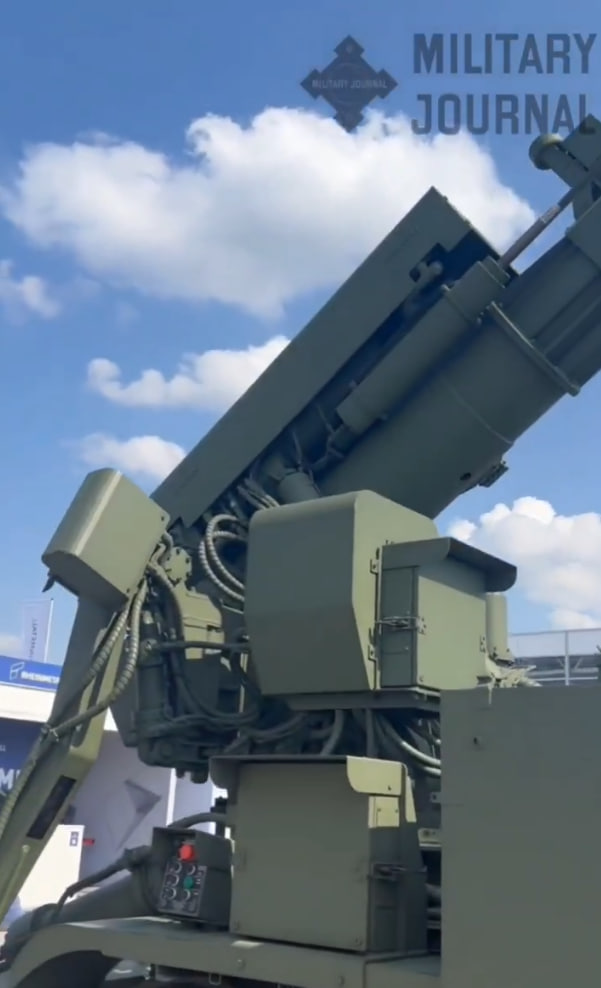 Досилач, його панель керування та артилерійська частина 2С22