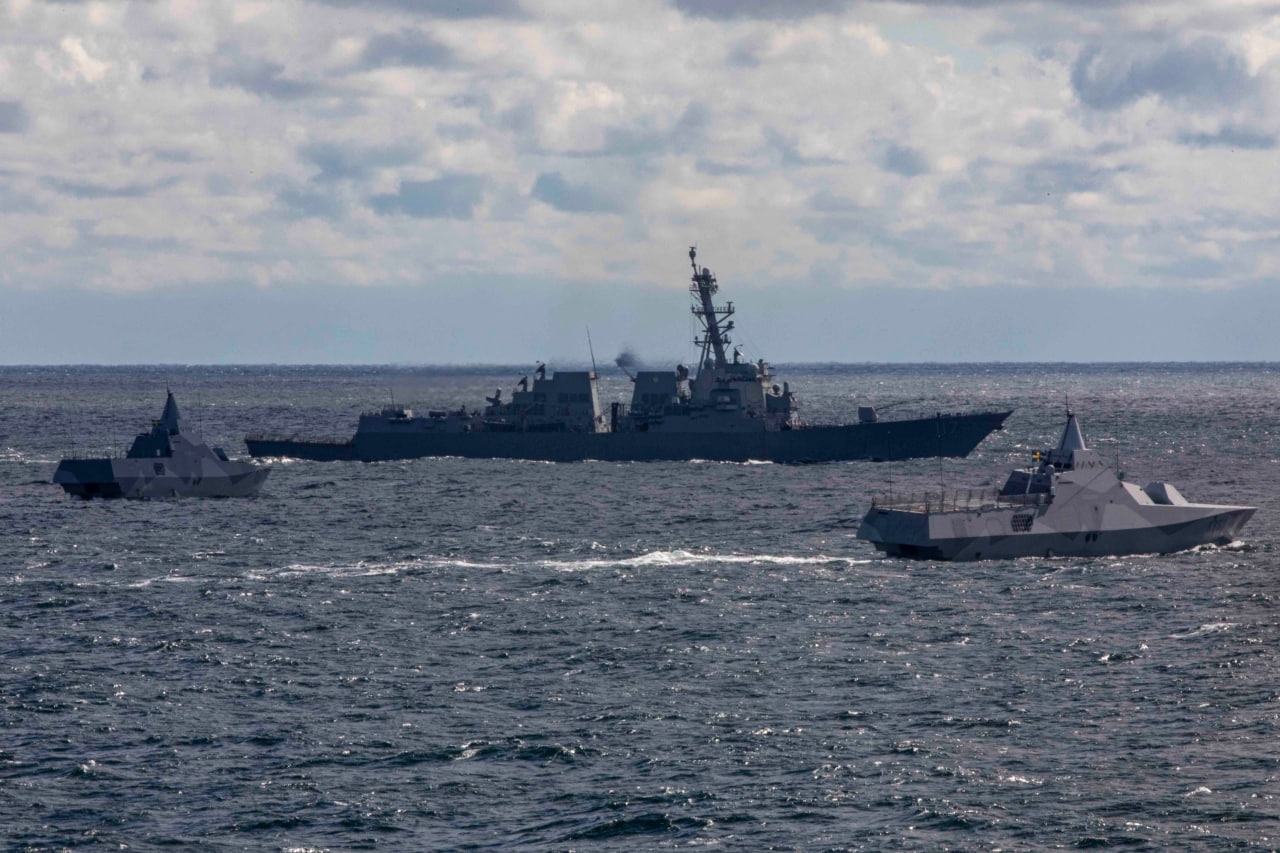 Есмінець класу Arleigh Burke ВМС США водотоннажністю в 9300 тонн у супроводі корветів класу Visby ВМС Швеції
