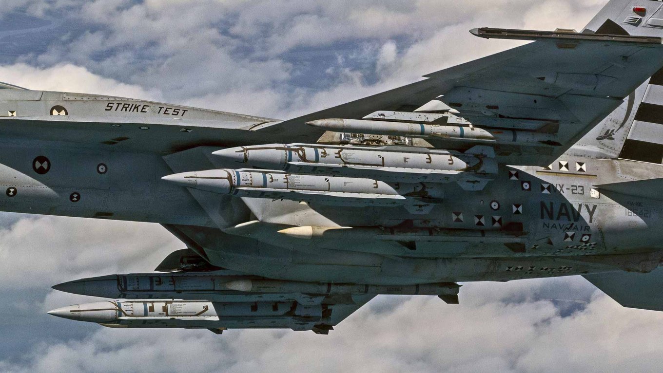 Палубний F/A-18E/F із новітньою ракетою AIM-424 LRAAM під час випробувань. Фото - ВМС США