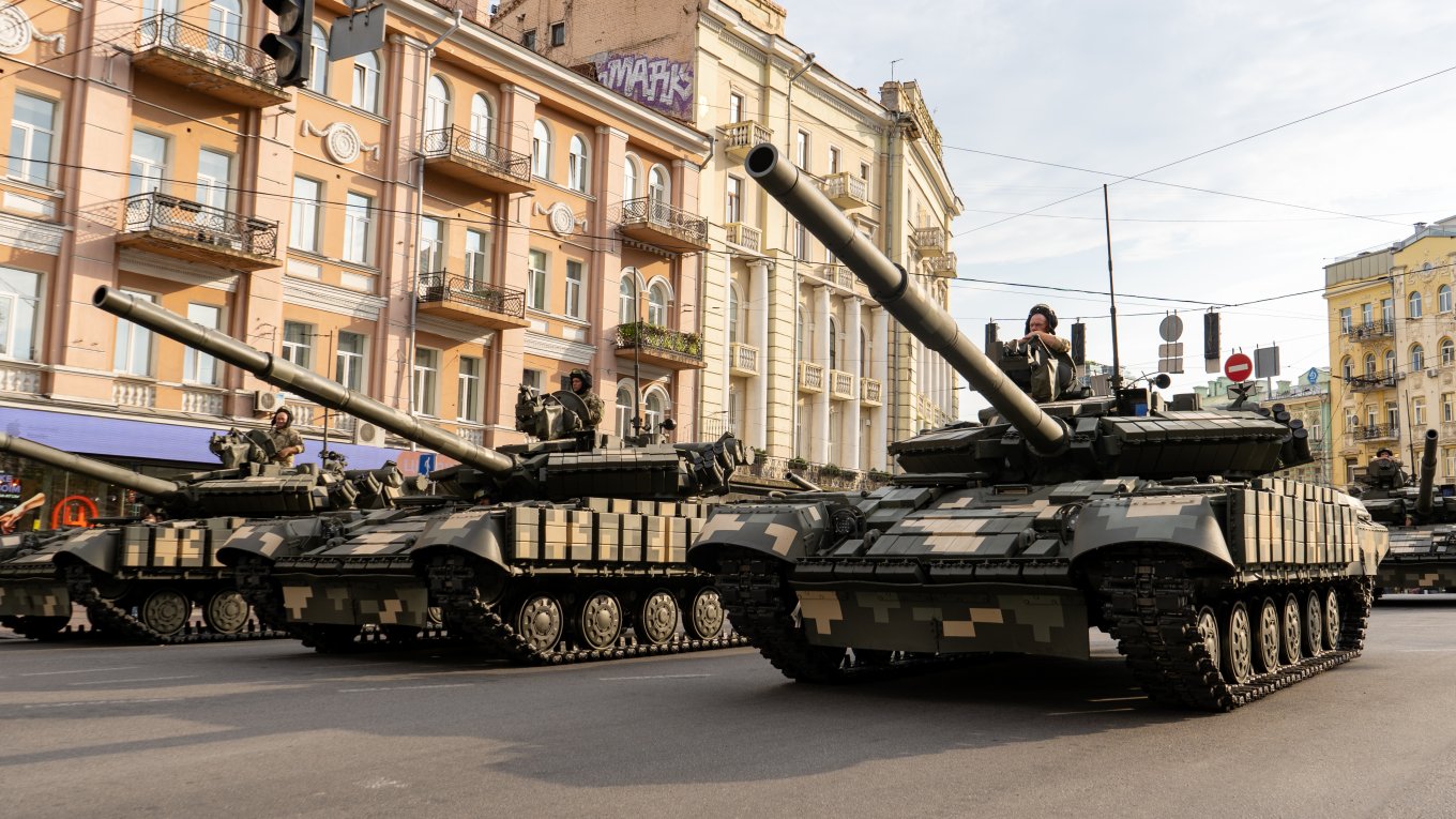 Українські танки під час репетиції параду на честь 30-ї річниці Незалежності України