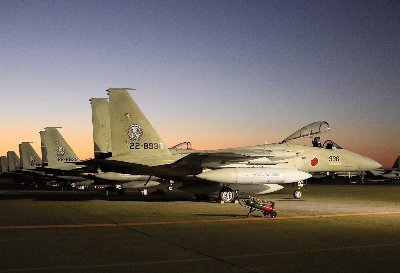 П'ять винищувачів F-15J готуються до вильоту у Японії