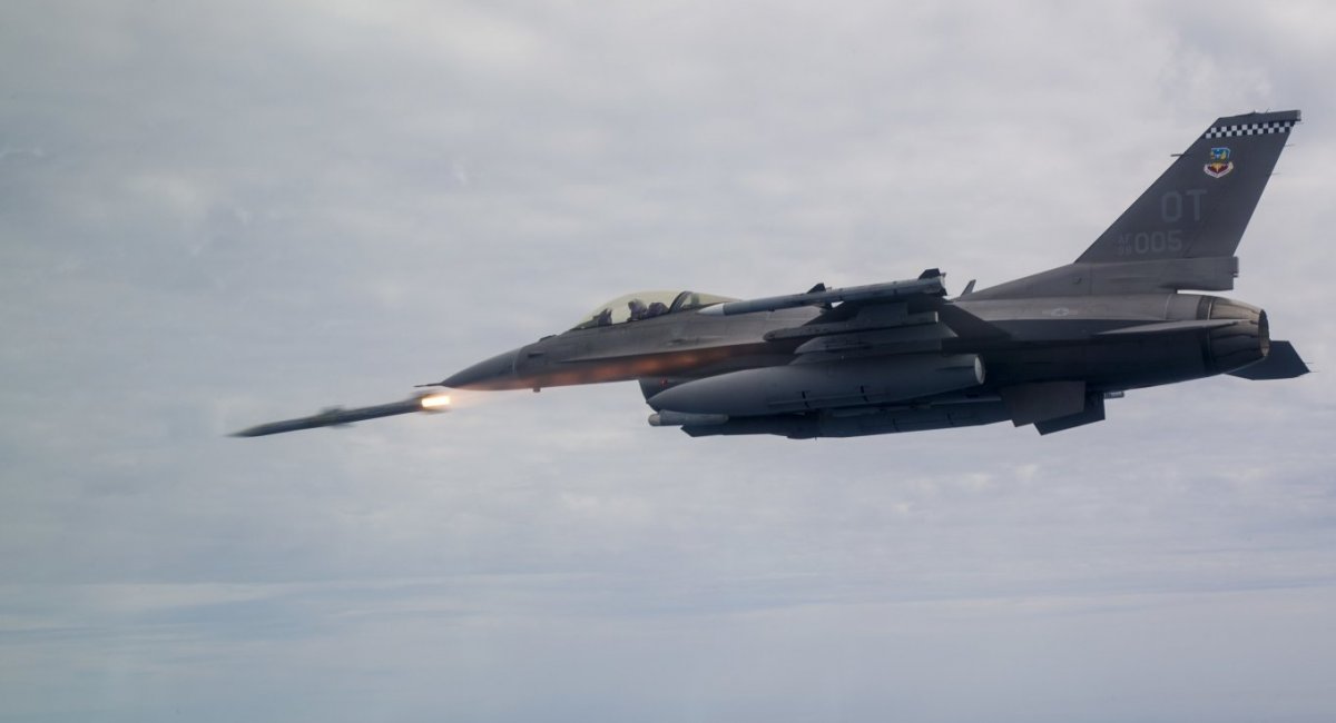 Пуск AIM-120 AMRAAM з F-16