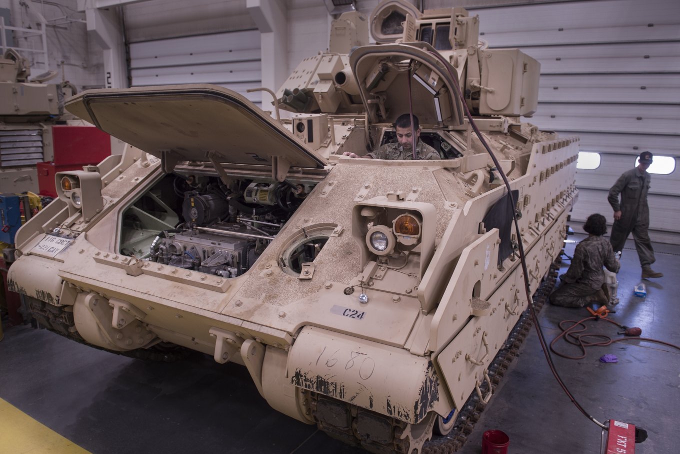 ремонт БМП Bradley у армії США