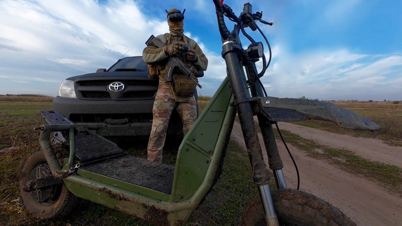Безшумні та швидкі: Третя штурмова бригада випробовує нові тактичні електросамокати від Укрспецконсалтингу