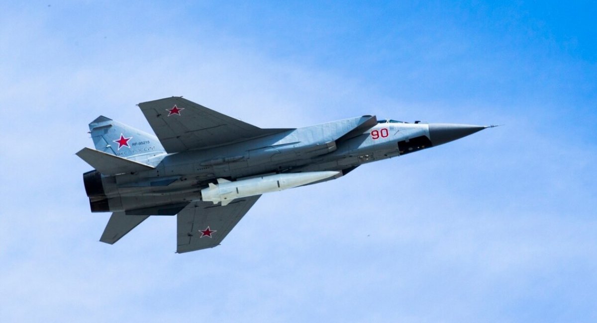 Ракетоносець МиГ-31К з гіперзвуковою ракетою 