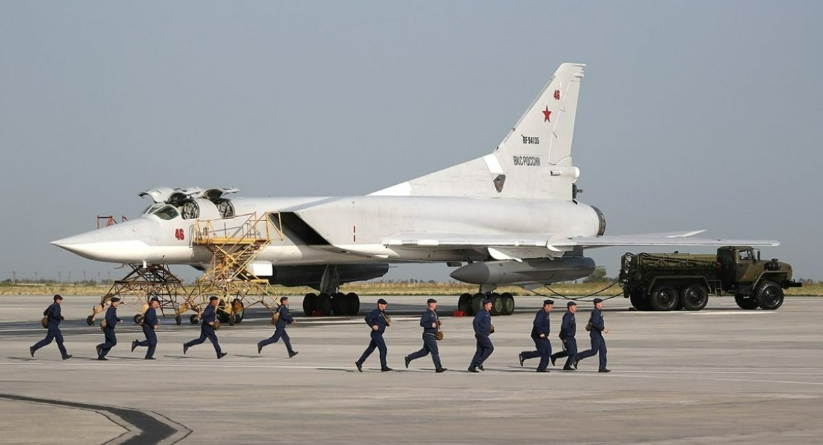 Підготовка до вильоту ворожого Ту-22М3 з ракетами Х-22, ілюстративне фото довоєнних часів