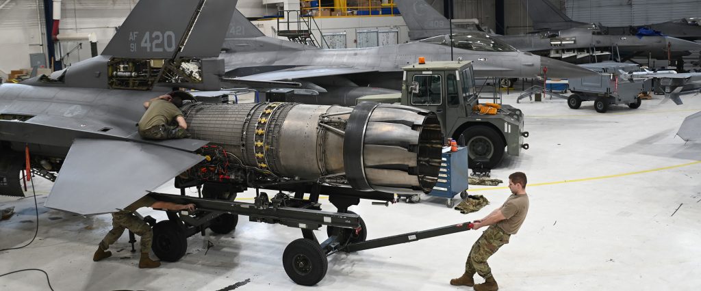 Процес технічного обслуговування двигуна F100-PW-220 до F-16, ілюстративне фото від Dynatech International