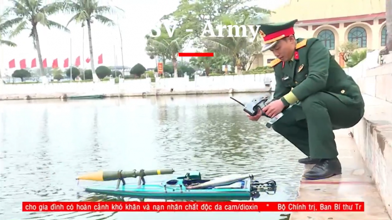 В'єтнамський Water spider, також можна побачити його пульт керування. Кадр з відео