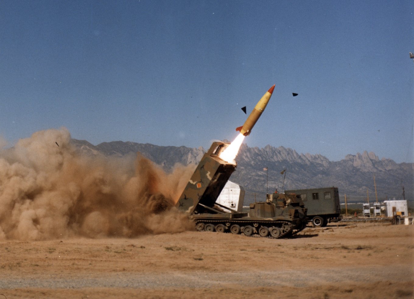 Atacms ракетный комплекс характеристики. РСЗО MGM-140 atacms. MGM-140 atacms. Ракета MGM-140 atacms. MGM-140 atacms дальность.