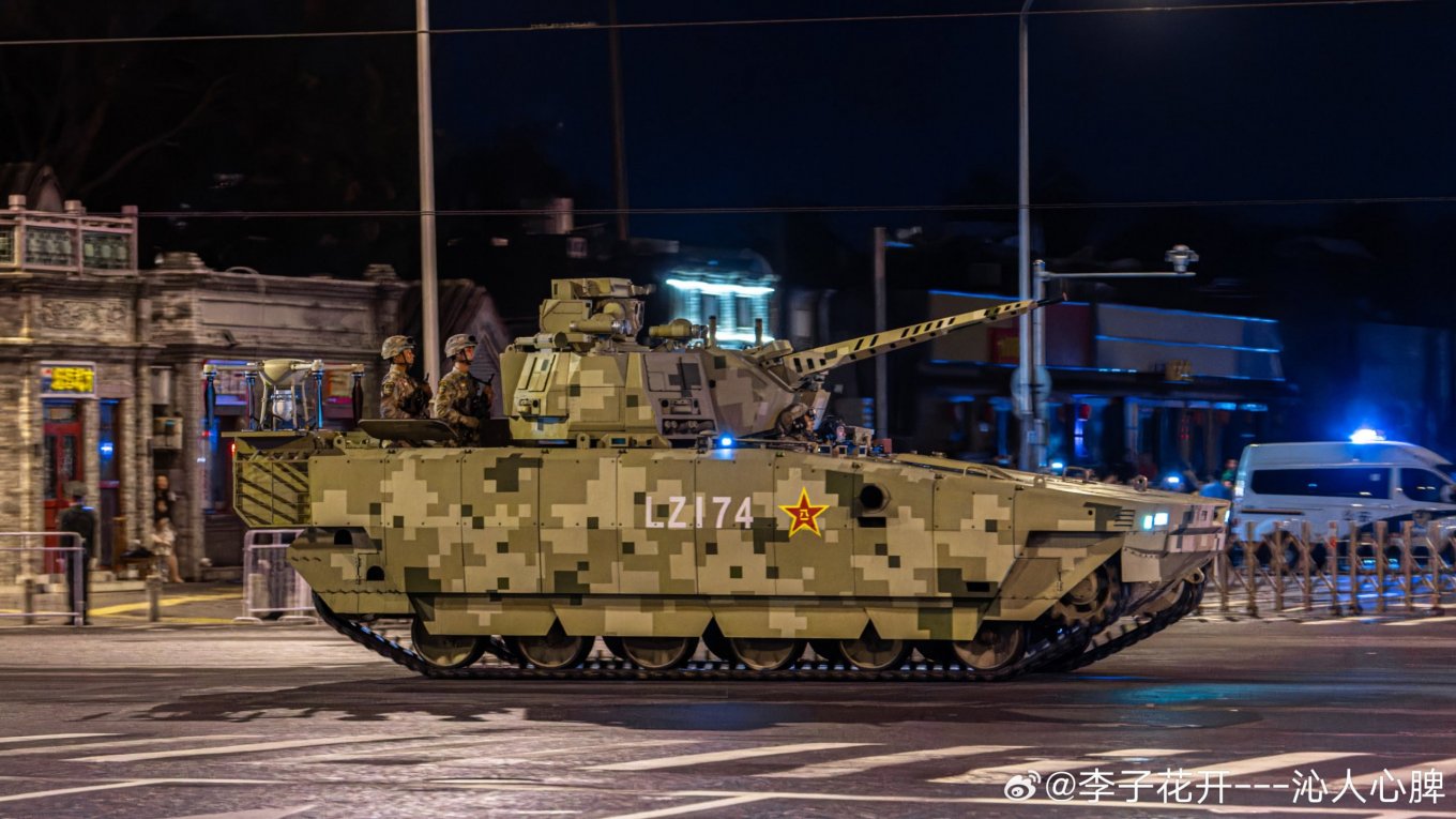 Машина підтримки Type 100 під час підготовки до параду