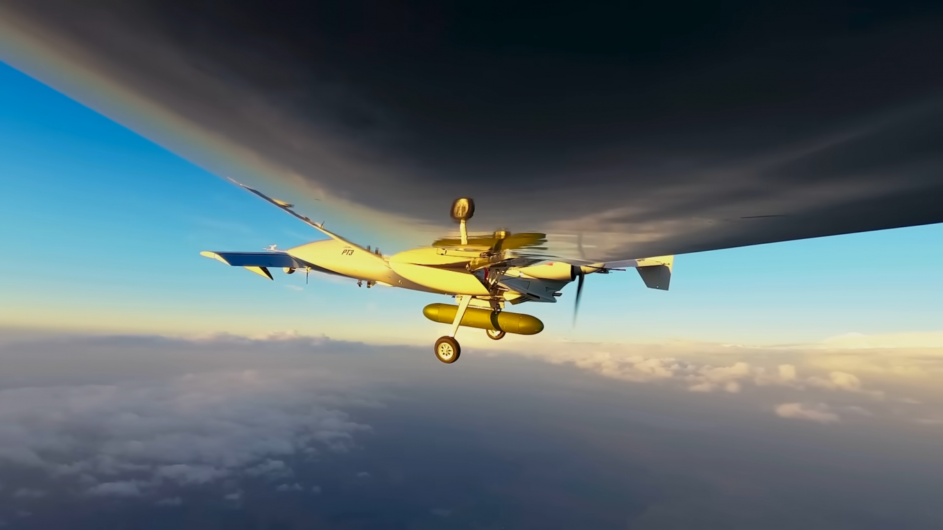 Ударний безпілотник K2 із підвісним контейнером де схоже рощташовуються додаткові камери для автономної навігації шляхом порівняння рельєфу місцевості. Кадр з відео