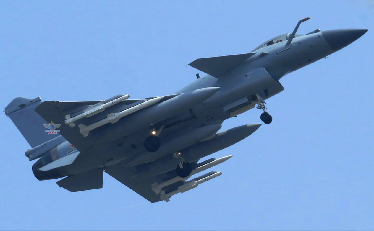 J-10C з ракетами PL-15 на внутрішніх підкрильових пілонах