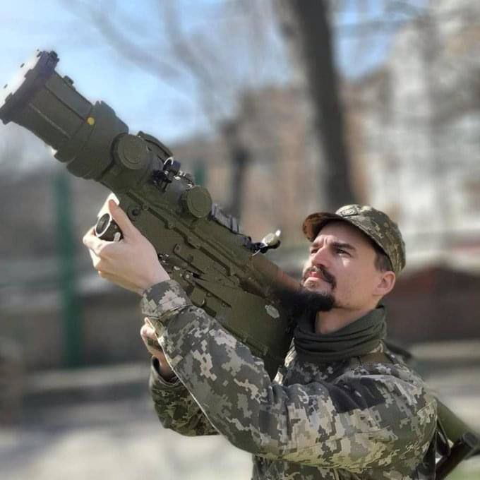 Fighter of the Armed Forces of Ukraine with trophy MANPADS & quot; Willow & quot ;, photo from open sources
