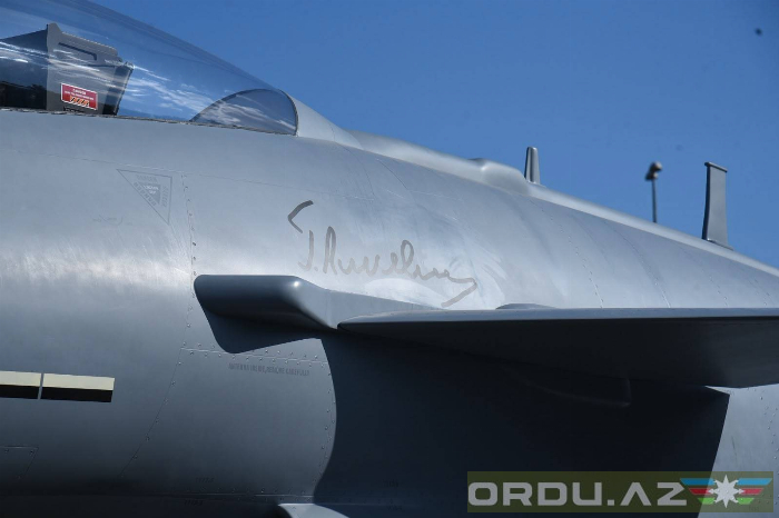 Підпис Гейдара Алієва на макеті J-10CE на ADEX 2026